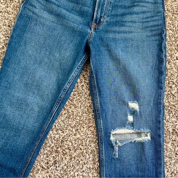 Abercrombie & Fitch Women’s Medium Wash “The Mom” High Rise Jeans - Picture 4 of 6